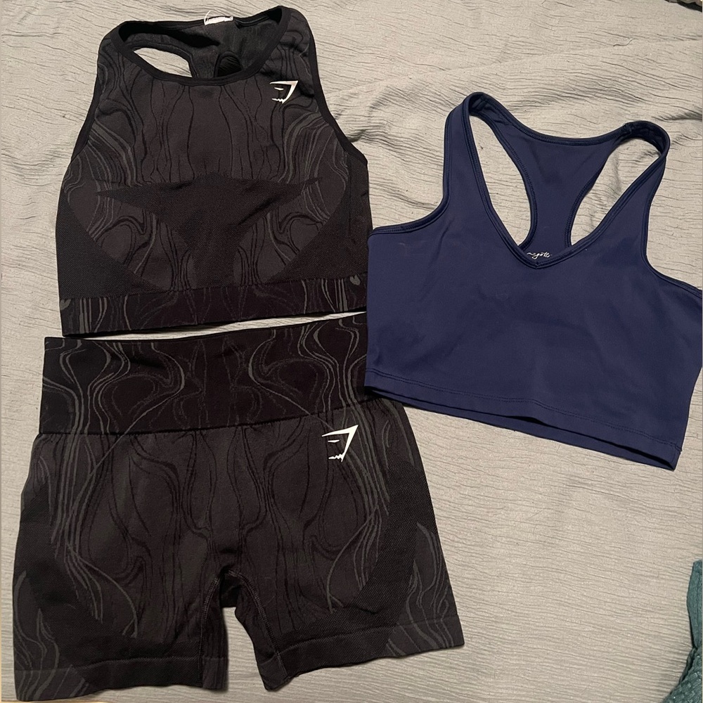 Workout set bundle + extra top! All in great condition. Set is from GymShark